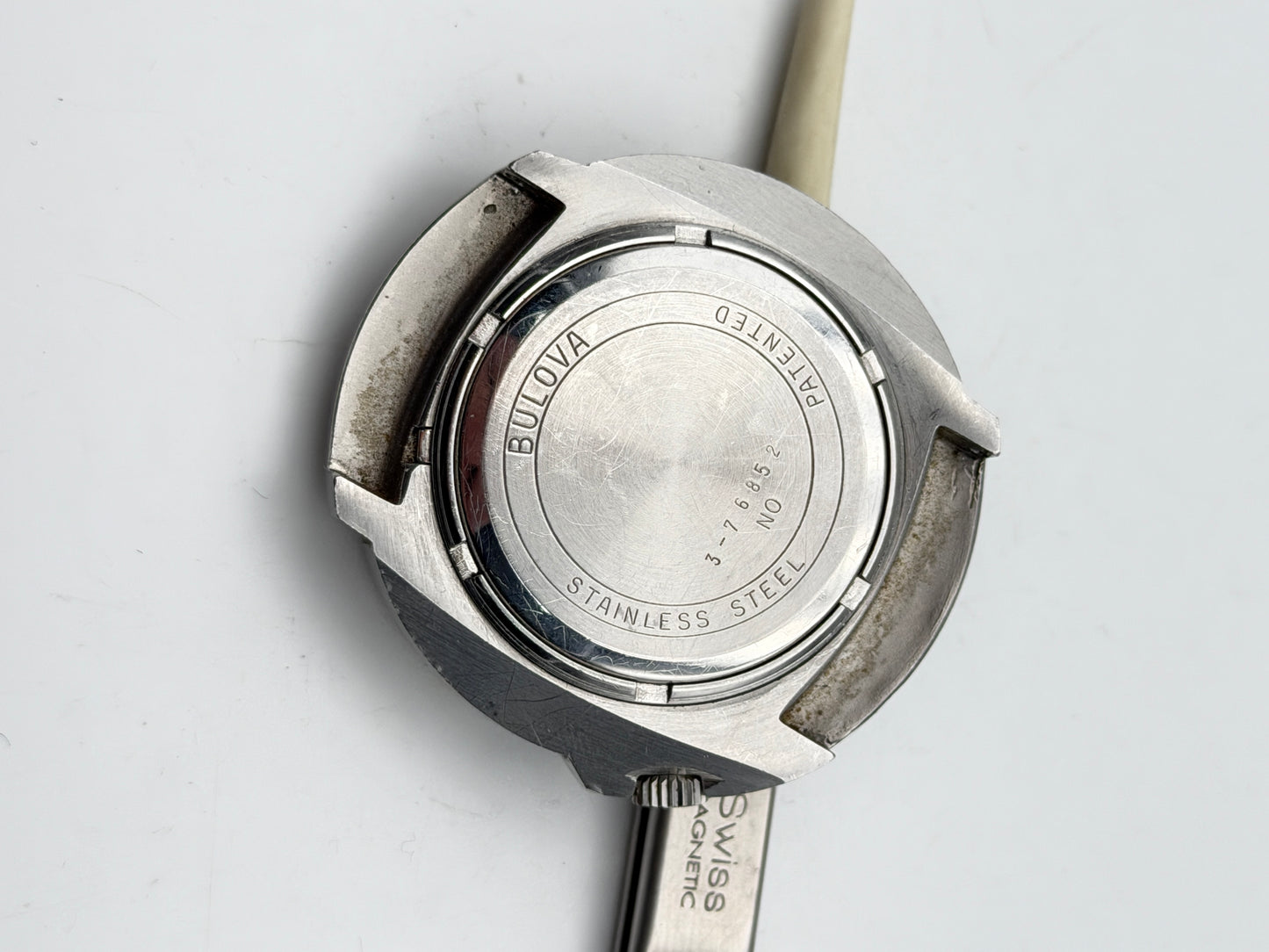 bulova accutron red 3-76852 no 40mm
