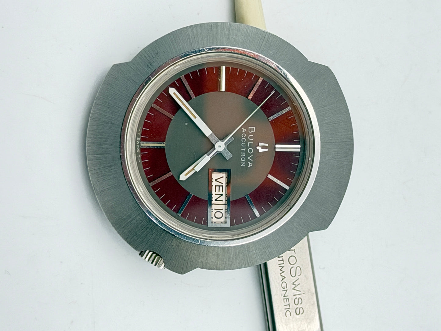 bulova accutron red 3-76852 no 40mm