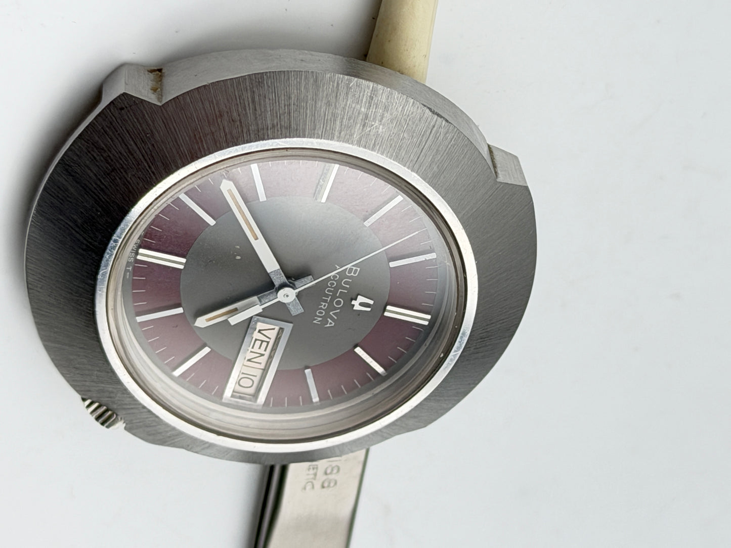 bulova accutron red 3-76852 no 40mm