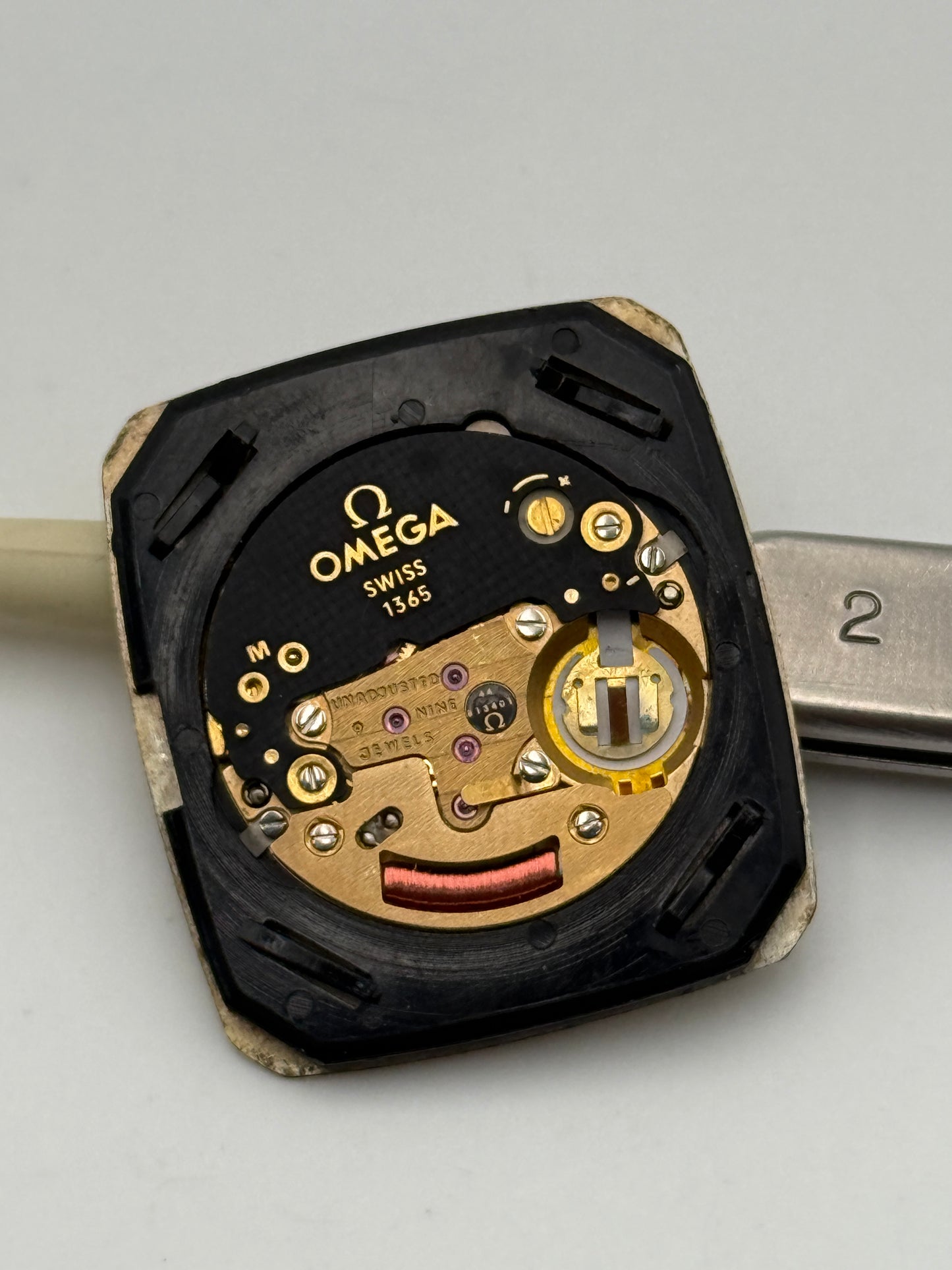 Omega 1365 quartz movement movimento