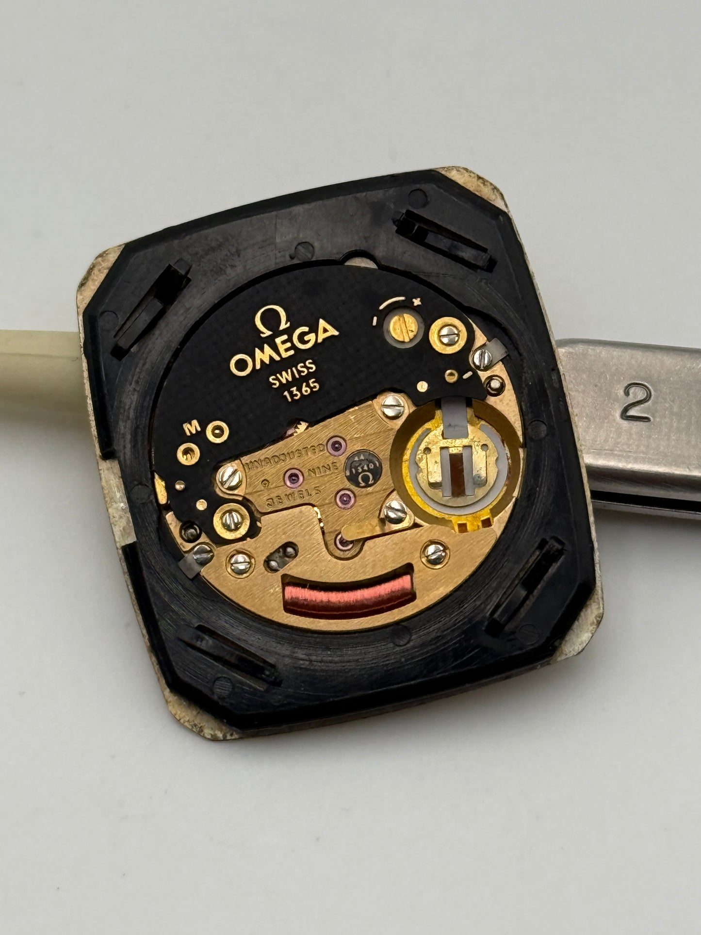 Omega 1365 quartz movement movimento